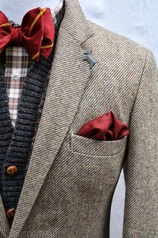 Модный лук: коричневый шерстяной пиджак, темно-серый вязаный кардиган, темно-коричневая рубашка с длинным рукавом в шотландскую клетку, красный галстук-бабочка в вертикальную полоску