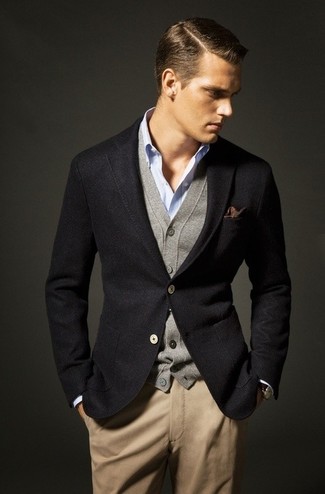 Модный лук: черный шерстяной пиджак, серый кардиган, голубая рубашка с длинным рукавом, светло-коричневые брюки чинос