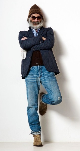 Какие джинсы носить с темно-сине-белым пиджаком за 60 лет мужчине осень в стиле кэжуал: Темно-сине-белый пиджак в сочетании с джинсами вне всякого сомнения будет обращать на себя взоры прекрасного пола. Очень гармонично здесь смотрятся коричневые замшевые ботинки челси. Не стоит сбрасывать со счетов подобное сочетание вещей, особенно когда погода станет менее ласковой.