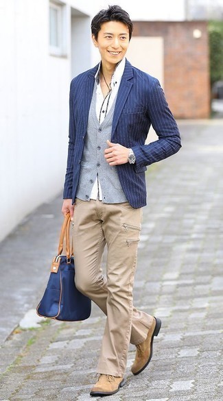 Модный лук: темно-синий пиджак в вертикальную полоску, голубой кардиган, белая рубашка с длинным рукавом, светло-коричневые джинсы