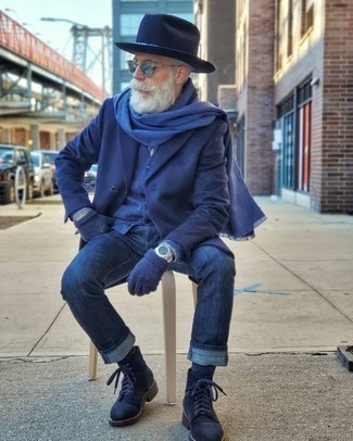 С чем носить синий кардиган за 50 лет мужчине в прохладную погоду в стиле смарт-кэжуал: Синий кардиган в сочетании с темно-синими джинсами не прекращает импонировать джентльменам, которые любят одеваться по моде. Любители необычных луков могут закончить ансамбль темно-синими замшевыми повседневными ботинками, тем самым добавив в него чуточку изысканности.