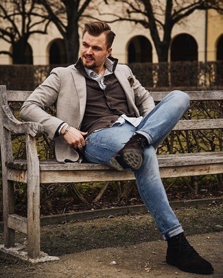 Как носить пиджак с кардиганом мужчине в прохладную погоду: Пиджак и кардиган помогут создать гармоничный модный образ. Темно-коричневые замшевые повседневные ботинки отлично впишутся в лук.