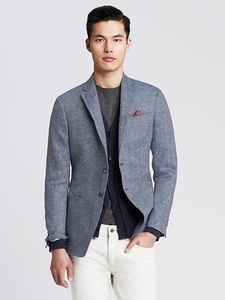 С чем носить льняной пиджак мужчине: Составив образ из льняного пиджака и белых джинсов, можно получить подходящий мужской образ для неофициальных встреч после работы.