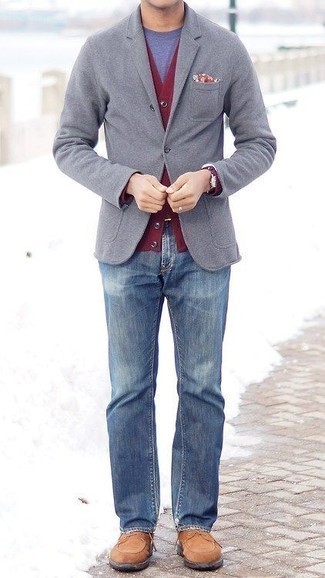 Как носить серый пиджак с синими джинсами в 30 лет мужчине: Серый пиджак и синие джинсы позволят создать необычный мужской лук для работы в офисе. В паре с этим ансамблем наиболее уместно будут выглядеть светло-коричневые замшевые повседневные ботинки.