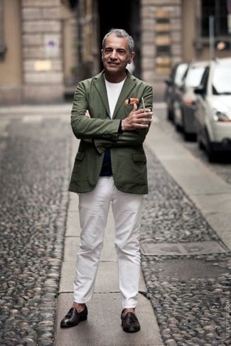 Какие брюки чинос носить с темно-бирюзовым пиджаком за 50 лет в теплую погоду: Комбо из темно-бирюзового пиджака и брюк чинос — великолепный офисный вариант для мужчин. В тандеме с темно-коричневыми кожаными лоферами с кисточками такой образ выглядит особенно выгодно.