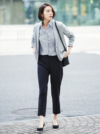С чем носить серый пиджак в 30 лет женщине: Сочетание серого пиджака и черных брюк-галифе подчеркнет твой личный стиль. В паре с этим образом наиболее уместно будут смотреться черные замшевые туфли.