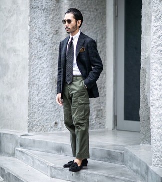 Какие брюки карго носить с черно-белыми лоферами: Темно-сине-зеленый пиджак в шотландскую клетку и брюки карго — неотъемлемые вещи в гардеробе стильного джентльмена. Разбавить образ и добавить в него немного классики позволят черно-белые лоферы.