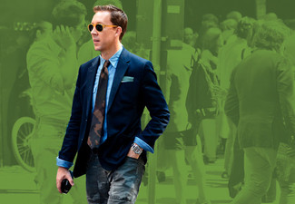 Модный лук: темно-синий пиджак, синяя классическая рубашка, темно-серые брюки карго с камуфляжным принтом, темно-зеленый галстук с камуфляжным принтом