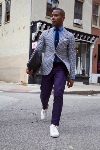 Какие низкие кеды носить с светло-фиолетовыми брюками карго в 20 лет лето: Бело-темно-синий пиджак в мелкую клетку и светло-фиолетовые брюки карго великолепно впишутся в мужской образ в расслабленном стиле. Тебе нравятся незаурядные сочетания? Тогда заверши свой лук низкими кедами. Справляться с изнурительной летней жарой будет несомненно легче, когда ты одет вот так.