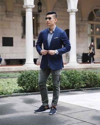 Какие классические рубашки носить с оливковыми брюками карго: Классическая рубашка и оливковые брюки карго — необходимые вещи в гардеробе джентльменов с хорошим чувством стиля. Ты можешь легко адаптировать такой лук к повседневным делам, надев темно-сине-белыми кроссовками.