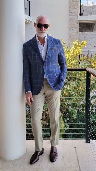 Какие брюки чинос носить с коричневыми лоферами за 50 лет: Темно-синий пиджак в шотландскую клетку и брюки чинос — неотъемлемые вещи в арсенале мужчин с великолепным чувством стиля. Любишь эксперименты? Закончи образ коричневыми лоферами.