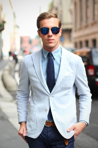 С чем носить синие солнцезащитные очки мужчине: Белый пиджак и синие солнцезащитные очки — превосходная формула для воплощения модного и несложного ансамбля.
