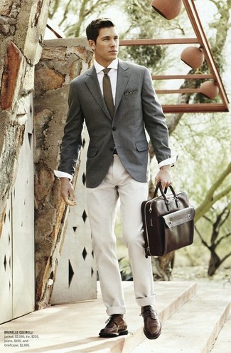 Модный лук: серый пиджак, белая классическая рубашка, бежевые брюки чинос, темно-коричневые кожаные туфли дерби
