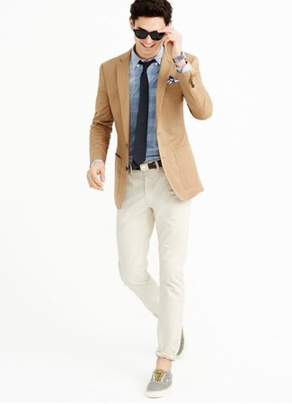 Как носить бежевый пиджак с синей классической рубашкой мужчине: Бежевый пиджак в паре с синей классической рубашкой может стать отличным офисным луком. Что касается обуви, можешь отдать предпочтение удобству и выбрать серые низкие кеды.