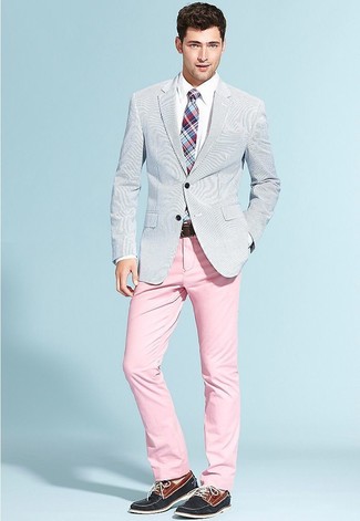 Как носить пиджак с топсайдерами: Сочетание пиджака и розовых брюк чинос позволит выразить твой оригинальный личный стиль и выгодно выделиться из толпы. Если подобный образ кажется слишком дерзким, разбавь его топсайдерами.