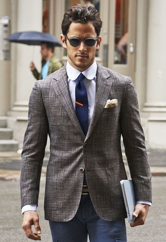 С чем носить темно-сине-белый вязаный галстук мужчине в стиле смарт-кэжуал: Комбо из серого пиджака и темно-сине-белого вязаного галстука позволит исполнить строгий деловой стиль.