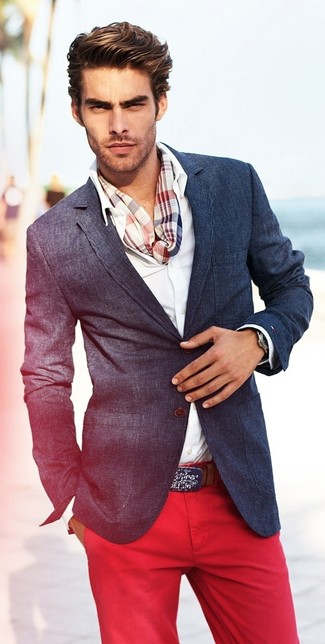 С чем носить разноцветный шарф в 30 лет мужчине в стиле смарт-кэжуал: Если ты делаешь ставку на удобство и практичность, темно-синий пиджак и разноцветный шарф — отличный выбор для расслабленного мужского образа на каждый день.