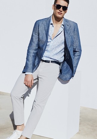 Как носить синий пиджак с серыми брюками в 30 лет мужчине лето: Синий пиджак и серые брюки — обязательные вещи в гардеробе современного жителя мегаполиса. Этот образ обретает новое прочтение в тандеме с белыми низкими кедами. Смело заявляем, подобное сочетание будет бомбой в жаркий день.