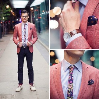 С чем носить розовый пиджак мужчине: Сочетание розового пиджака и темно-синих брюк чинос может стать хорошим образом для офиса. Этот лук получит свежее прочтение в сочетании с бежевыми замшевыми туфлями дерби.