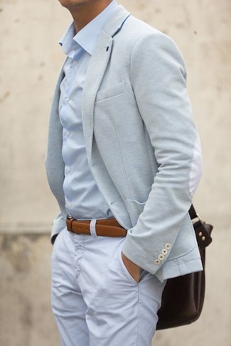 С чем носить голубые брюки чинос в 30 лет: Серый шерстяной пиджак и голубые брюки чинос — это тот мужской образ, в котором ты неизменно будешь притягивать дамские взоры.