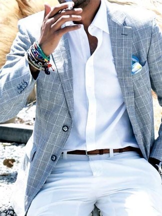 С чем носить бело-темно-синий нагрудный платок с принтом: Если в одежде ты ценишь комфорт и практичность, серый пиджак в шотландскую клетку и бело-темно-синий нагрудный платок с принтом — отличный вариант для привлекательного мужского образа на каждый день.