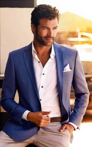 Модный лук: синий пиджак, белая классическая рубашка, бежевые брюки чинос, белый нагрудный платок