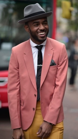 Модный лук: розовый пиджак, белая классическая рубашка, горчичные брюки чинос, серая шерстяная шляпа