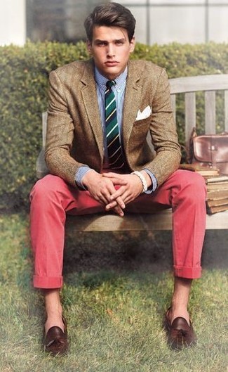 Какие лоферы с кисточками носить с бело-пурпурной классической рубашкой в стиле смарт-кэжуал: Бело-пурпурная классическая рубашка и красные брюки чинос — прекрасный выбор для воплощения мужского лука в стиле smart casual. Не прочь добавить сюда немного нарядности? Тогда в качестве обуви к этому луку, обрати внимание на лоферы с кисточками.