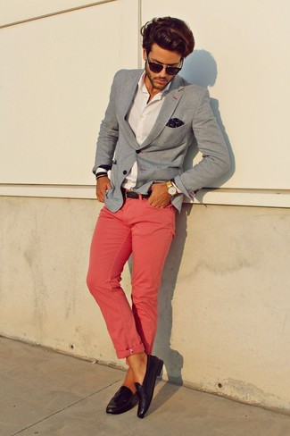 Какие классические рубашки носить с темно-пурпурными лоферами мужчине в стиле смарт-кэжуал: Классическая рубашка в паре с розовыми брюками чинос позволит создать модный, и в то же время мужественный лук. Хотел бы сделать лук немного элегантнее? Тогда в качестве обуви к этому образу, стоит выбрать темно-пурпурные лоферы.