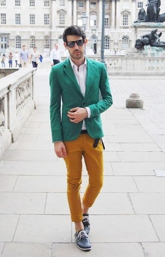 С чем носить желтые брюки мужчине: Сочетание зеленого пиджака и желтых брюк позволит реализовать в твоем ансамбле городской стиль современного молодого человека. Хотел бы сделать лук немного строже? Тогда в качестве обуви к этому луку, обрати внимание на черные кожаные топсайдеры.
