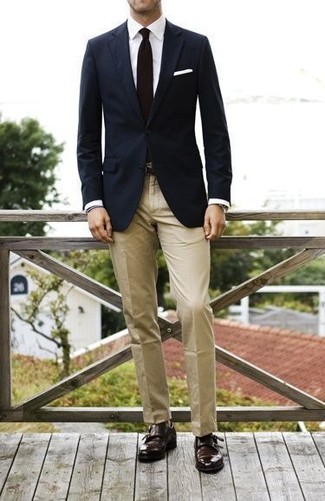 Модный лук: темно-синий пиджак, белая классическая рубашка, светло-коричневые брюки чинос, темно-коричневые кожаные монки с двумя ремешками