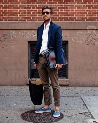 Какие плимсоллы носить с темно-синим пиджаком мужчине лето: Фанатам стиля смарт кэжуал понравится образ из темно-синего пиджака и коричневых брюк чинос. Дополни образ плимсоллами, если боишься, что он получится слишком зализанным. Пережить невозможную июльскую жару определенно проще, если ты одет вот так.