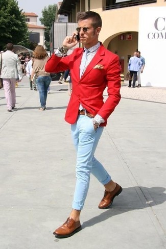 С чем носить темно-красный пиджак в 30 лет мужчине в стиле смарт-кэжуал: Темно-красный пиджак и голубые брюки чинос — необходимые вещи в арсенале джентльменов с хорошим вкусом в одежде. Не прочь сделать лук немного элегантнее? Тогда в качестве обуви к этому ансамблю, выбери коричневые кожаные туфли дерби.