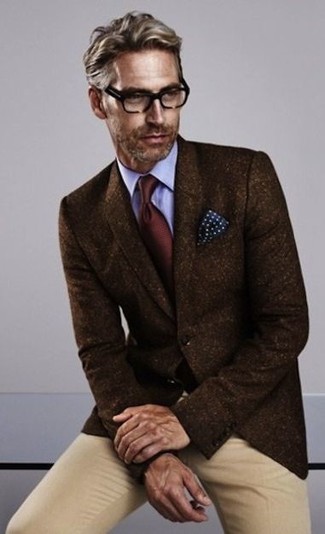 Модный лук: темно-коричневый шерстяной пиджак, голубая классическая рубашка, светло-коричневые брюки чинос, темно-красный галстук