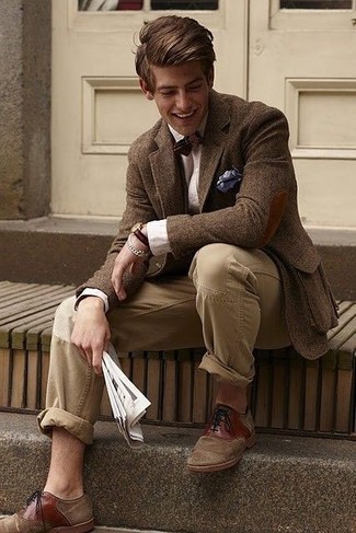 С чем носить темно-коричневый галстук-бабочку в 30 лет мужчине: Если в одежде ты делаешь ставку на комфорт и практичность, коричневый шерстяной пиджак и темно-коричневый галстук-бабочка — прекрасный выбор для стильного повседневного мужского образа. Хочешь добавить сюда нотку строгости? Тогда в качестве обуви к этому луку, выбери коричневые замшевые оксфорды.