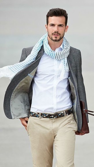 С чем носить голубой шарф в горизонтальную полоску мужчине в теплую погоду: Если в одежде ты ценишь удобство и функциональность, темно-серый шерстяной пиджак и голубой шарф в горизонтальную полоску — классный выбор для модного мужского образа на каждый день.