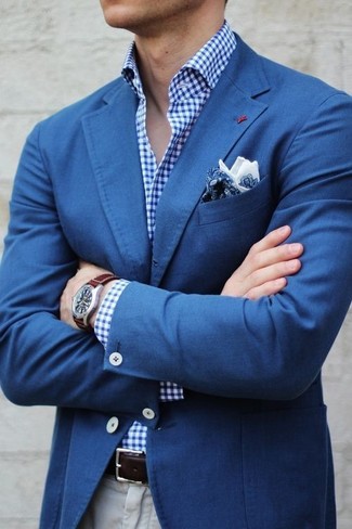 Как носить синюю классическую рубашку в мелкую клетку с темно-синим пиджаком в 30 лет мужчине в теплую погоду в стиле смарт-кэжуал: Если ты принадлежишь к той категории джентльменов, которые любят одеваться модно, тебе полюбится тандем темно-синего пиджака и синей классической рубашки в мелкую клетку.