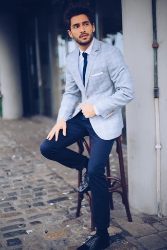 С чем носить темно-сине-белый вязаный галстук мужчине: Голубой пиджак в шотландскую клетку в паре с темно-сине-белым вязаным галстуком позволит создать стильный и мужественный образ. Черные кожаные броги выигрышно впишутся в образ.