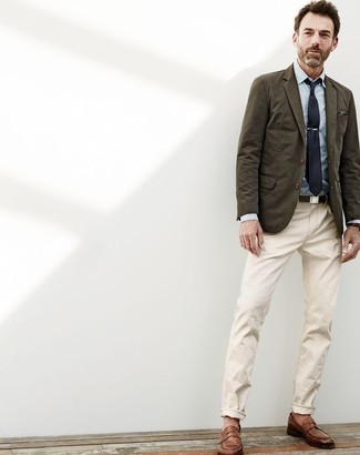 Как носить темно-зеленый пиджак с коричневыми кожаными лоферами мужчине: Темно-зеленый пиджак и бежевые брюки чинос — отличный выбор для приверженцев дресс-кода смарт-кэжуал. Почему бы не привнести в повседневный лук чуточку стильной строгости с помощью коричневых кожаных лоферов?