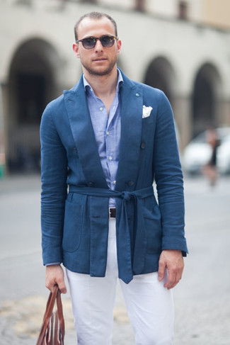 С чем носить голубую классическую рубашку из шамбре в 30 лет мужчине в теплую погоду: Голубая классическая рубашка из шамбре в паре с белыми брюками чинос однозначно будет обращать на себя взоры красивых барышень.