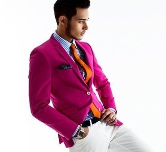 С чем носить ярко-розовый пиджак мужчине в стиле смарт-кэжуал: Ярко-розовый пиджак в сочетании с белыми брюками чинос — великолепный пример вольного офисного стиля для мужчин.
