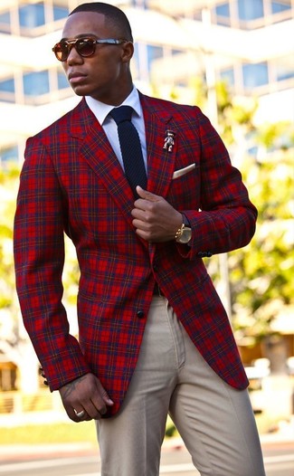 С чем носить красный пиджак мужчине: Надев красный пиджак и бежевые брюки чинос, можно уверенно идти на полуформальную встречу или культурное мероприятие.