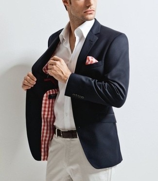 Как носить белую классическую рубашку с темно-синим пиджаком мужчине: Сочетание темно-синего пиджака и белой классической рубашки позволит составить стильный классический лук.