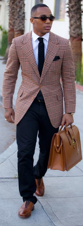 Модный лук: светло-коричневый пиджак в шотландскую клетку, белая классическая рубашка, темно-синие брюки чинос, коричневые кожаные броги