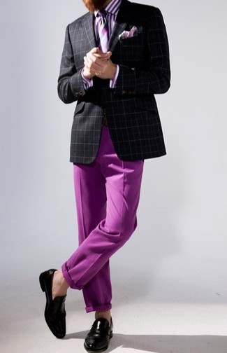 Какие брюки чинос носить с пурпурной классической рубашкой: Если ты принадлежишь к той немногочисленной группе джентльменов, способных разбираться в том, что стильно, а что нет, тебе придется по душе дуэт пурпурной классической рубашки и брюк чинос. Хочешь привнести сюда толику эффектности? Тогда в качестве обуви к этому луку, стоит выбрать черные кожаные лоферы.