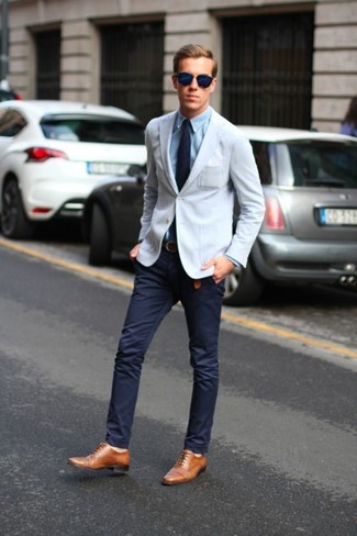 С чем носить темно-синие брюки чинос в 30 лет в деловом стиле: Голубой пиджак в паре с темно-синими брюками чинос позволит выразить твою индивидуальность и выгодно выделиться из толпы. В паре с светло-коричневыми кожаными оксфордами такой образ смотрится особенно выгодно.