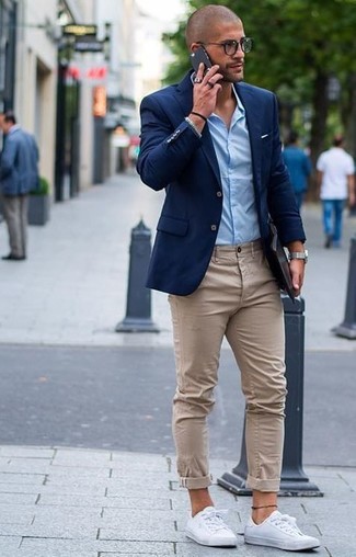 Как носить бежевые брюки чинос с белыми низкими кедами в 30 лет: В синем пиджаке и бежевых брюках чинос можно пойти на встречу или провести выходной день, когда в планах культурное мероприятие. Любишь смелые сочетания? Можешь закончить свой образ белыми низкими кедами.