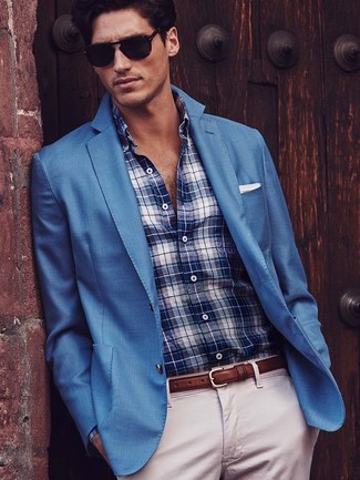 Какие брюки чинос носить с бело-темно-синей классической рубашкой в стиле смарт-кэжуал: Создав образ из бело-темно-синей классической рубашки и брюк чинос, можно получить отличный мужской образ для неофициальных мероприятий после работы.