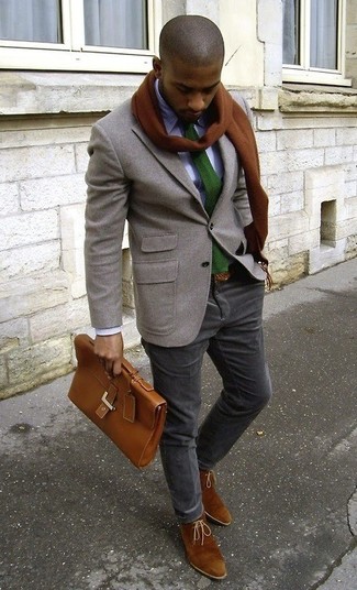 Модный лук: серый шерстяной пиджак, светло-фиолетовая классическая рубашка, темно-серые брюки чинос, коричневые замшевые ботинки дезерты
