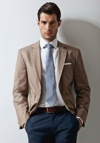 С чем носить серый галстук мужчине: Светло-коричневый пиджак и серый галстук — идеальный вариант для светского мероприятия.